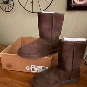 Ugg Brown Classics size 7  like new